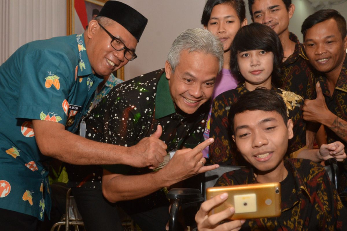 Gubernur Jawa Tengah Ganjar Pranowo sedang berselfie bersama anak-anak muda