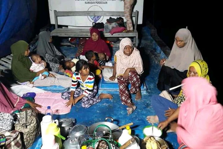 Foto : Warga di pulau Kojadoi, Kecamatan Alok Timur, Kabupaten Sikka, memilih bertahan di atas perahu. 