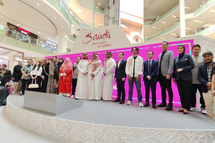 Suasana pameran perjalanan Visit Saudi Travel Fair 2025 pada hari pertama, digelar di mal Gandaria City, Jakarta Selatan, Rabu (12/11/2025). 