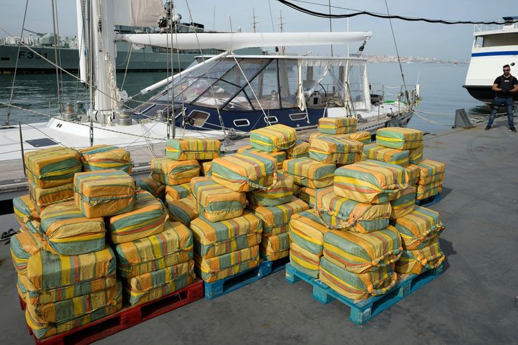 Paket kokain lebih dari lima metrik ton senilai 232 juta dollar AS (Rp 3,2 triliun) yang berhasil disita kepolisian Portugal.