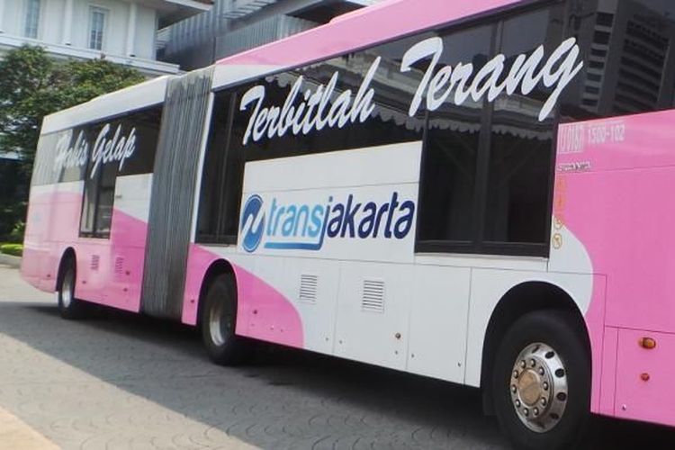Bus transjakarta gandeng khusus perempuan. Bus ini diluncurkan bertepatan dengan hari Kartini pada 21 April 2016