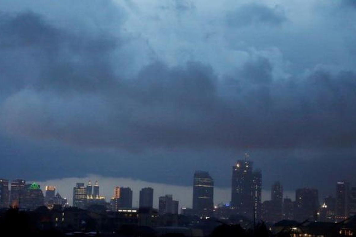 Awan gelap mengantung diatas langit Jakarta sore hari, Jakarta, Senin (4/2/2013). Potensi hujan masih cukup tinggi di Jakabodetabek.

