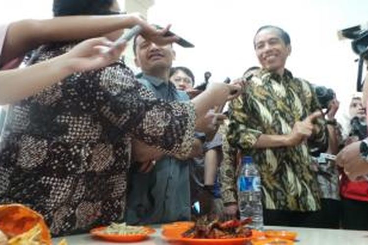 Presiden Joko Widodo makan siang bersama staf istana dan wartawan di Restoran 212 Wirosableng Sea Food, Kelapa Gading, Jakarta Utara, Kamis (8/1/2015). Restoran ini sudah menjadi favorit Jokowi sejak zaman gubernur.