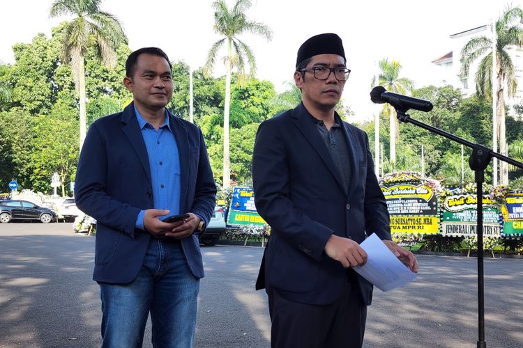 Adik kandung Ridwan Kamil, Elpi Nazmuzaman dalam konferensi pers di Gedung Pakuan, Kota Bandung, Jawa Barat, Selasa (14/6/2022).