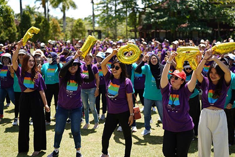 Para pekerja dan partner dari produsen pakaian dalam Indonesia, PT France Valege Internasional (FVI) merayakan HUT ke-18 perusahaan dengan merek pakaian dalam Fiori.