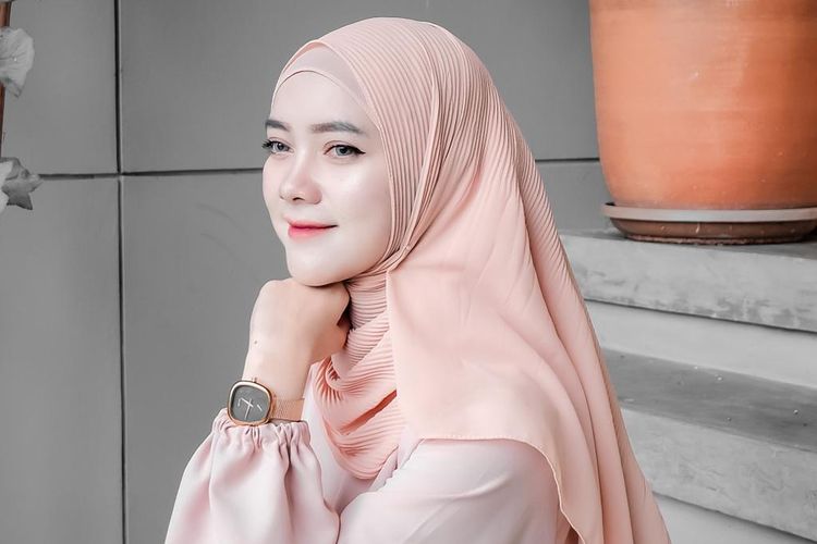 Pashmina plisket tengah menjadi trend di tahun 2021. Pashmina ini cocok dikenakan acara formal dan semi formal. 