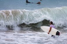 Pingsan Saat Berselancar di Pantai Berawa Bali, WNA Ditemukan Tertelungkup di Atas Papan Selancar