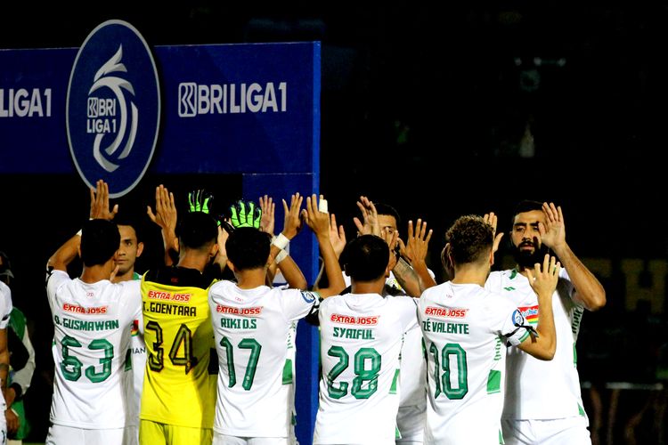 Pemain PSS Sleman jelang pertandingan pekan 3 Liga 1 2022-2023 melawan Arema FC yang berakhir dengan skor 0-0 di Stadion Kanjuruhan Kepanjen, Kabupaten Malang, Jumat (5/8/2022) malam. Terkini, PSS Sleman menang 2-0 kala bertandang ke markas Persik Kediri pada laga pekan keenam Liga 1 2022-2023.