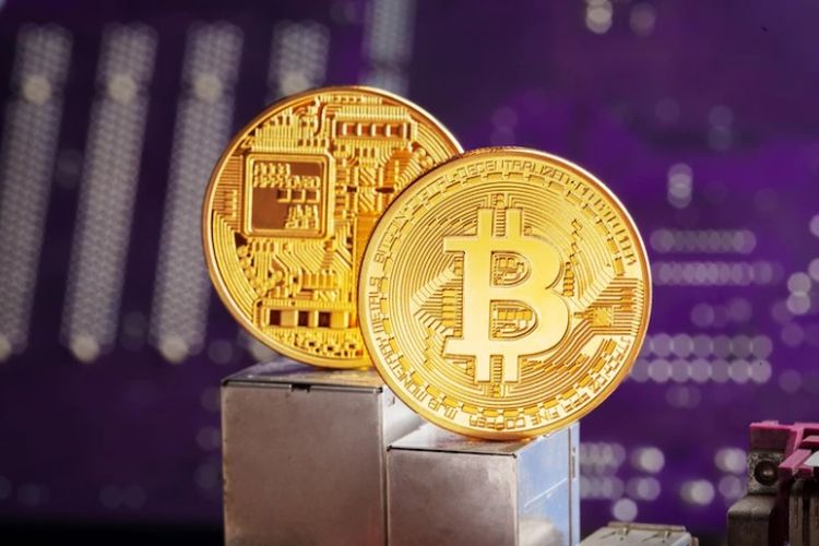 Bitcoin adalah mata uang kripto atau cryptocurrency pertama sekaligus menjadi yang paling populer. 