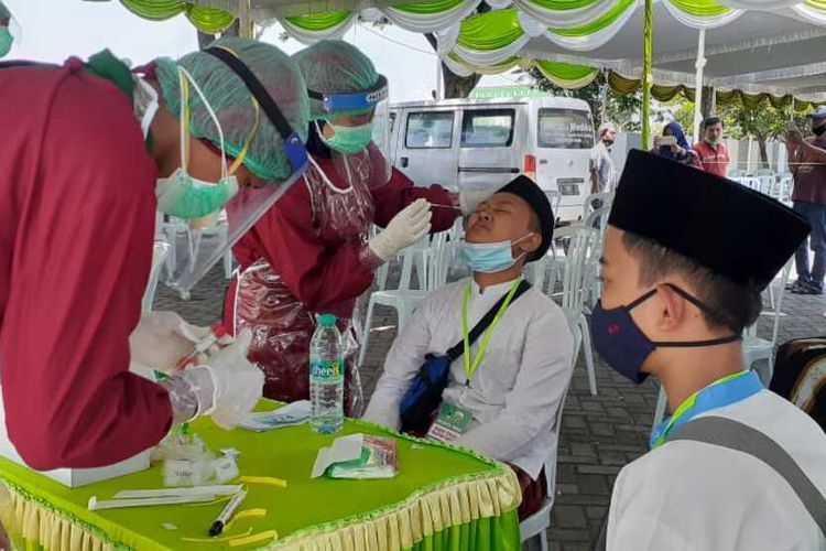 Pesantren Tebuireng Jombang, Jawa Timur, mewajibkan para santri yang akan kembali ke pesantren, melakukan pemeriksaan Swab.