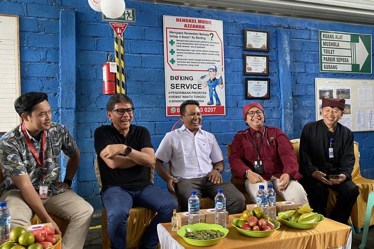 Yayasan Dharma Bhakti Astra (YDBA) saat mengunjungi UMKM Bengkel Mobil Azzahra di Kedung Agung, Sambirejo, Kecamatan Bangorejo, Banyuwangi, Jawa Timur, Kamis (8/8/2024). 