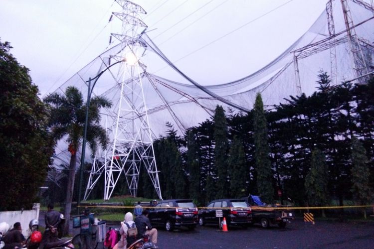 Pagar pembatas lapangan golf di Komplek Singgasana Land, Cibaduyut, Kota Bandung,  roboh akibat diterjang hujan badai pada Rabu (3/5/2017( 