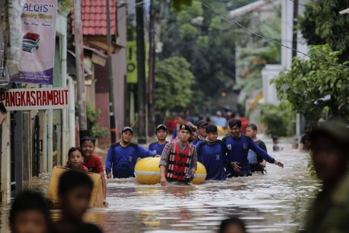 Warga menggunakan perahu untuk menuju rumahnya yang terendam banjir di Kelurahan Cipinang Melayu, Kecamatan Makasar, Jakarta Timur, Senin (20/2/2017). Banjir kerap terjadi menyusul meluapnya Kali Sunter yang melintasi Cipinang Melayu, ditambah, curah hujan yang tinggi sepanjang hari kemarin.