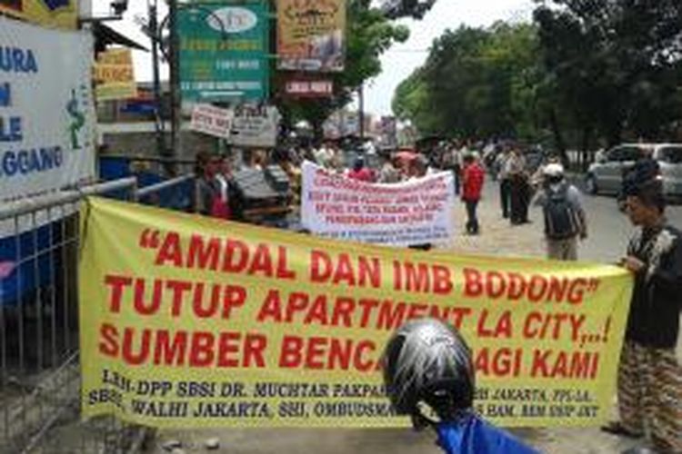 Sejumlah pengunjuk rasa yang menentang pembangunan Apartemen LA City, Lenteng Agung, Jakarta Selatan, Sabtu (12/10/2013)
