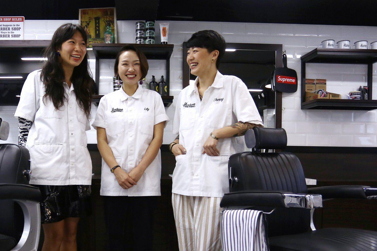 Tukang Cukur Pinky Wallace, Lily Zhai, dan Cherry Chung di Handsome Factory Barber Shop di Wan Chai, Hong Kong.