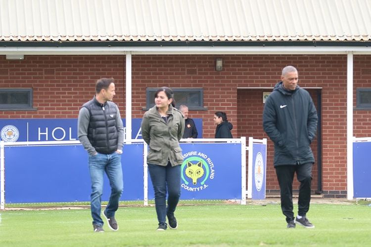 Sekjen PSSI Ratu Tisha Destria (tengah) bersama Direktur Teknis Garuda Select, Dennis Wise, dan pelatih Des Walker, sebelum laga melawan Leicester U-17, Senin (6/5/2019).
