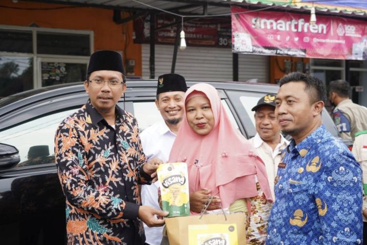 Bupati Sidoarjo Ahmad Muhdlor (kiri) menunjukkan keripik pisang yang diproduksi pelaku UMKM di Sidoarjo yang sudah menembus pasar Malaysia. 