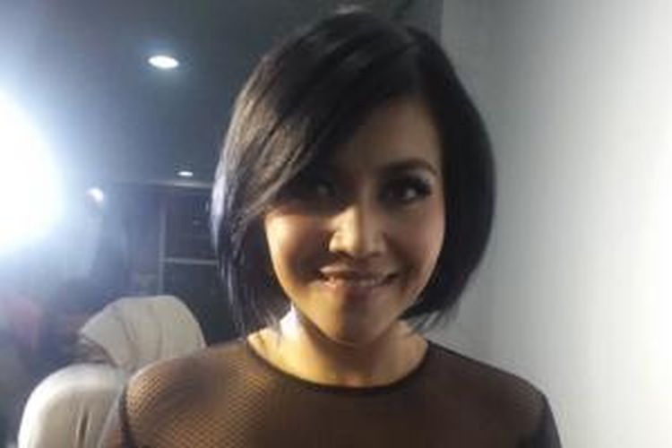 Denada diabadikan di sela kesibukannya mengisi acara konser Ayu Ting Ting di studio MNC TV, Jakarta Timur, Kamis (13/8/2015) malam.