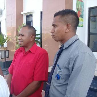 Dolvianus Kolo (baju merah) didampingi kuasa hukumnya, Robert Salu, saat mendaftarkan gugatan di Pengadilan Negeri Kupang, NTT, Kamis (26/4/2018).