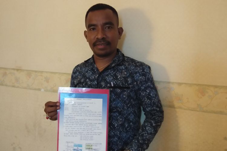 Kaleb Laamaly, Calon Legislatif (Caleg) DPRD Kabupaten Alor, Nusa Tenggara Timur (NTT), asal Partai Demokrat, saat memegang surat pernyataan yang ditandatangani di atas materai untuk tidak menerima gaji, saat terpilih menjadi Anggota DPRD Alor