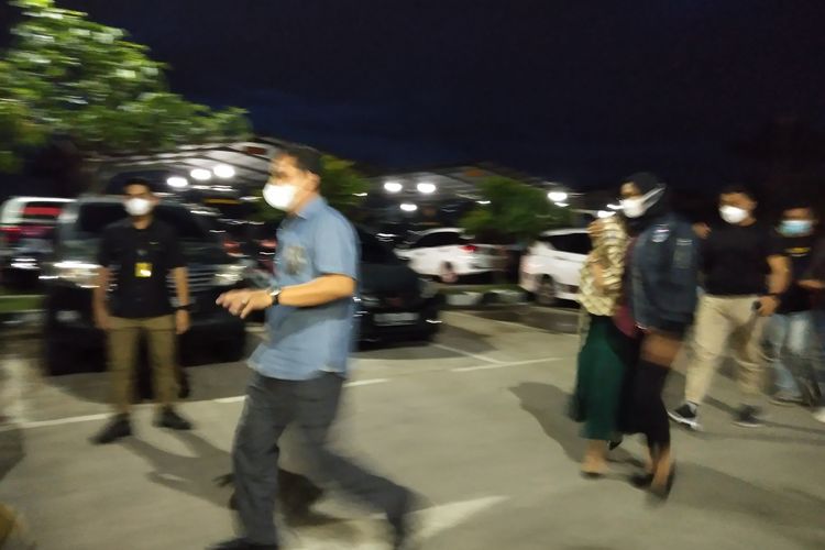 Tampak petugas dari tim Siber Polda Jabar tengah memboyong artis berinisial TA yang kepergok bersama seorang pria di hotel di Banding, polisi menduga TA terlibat prostitusi online.