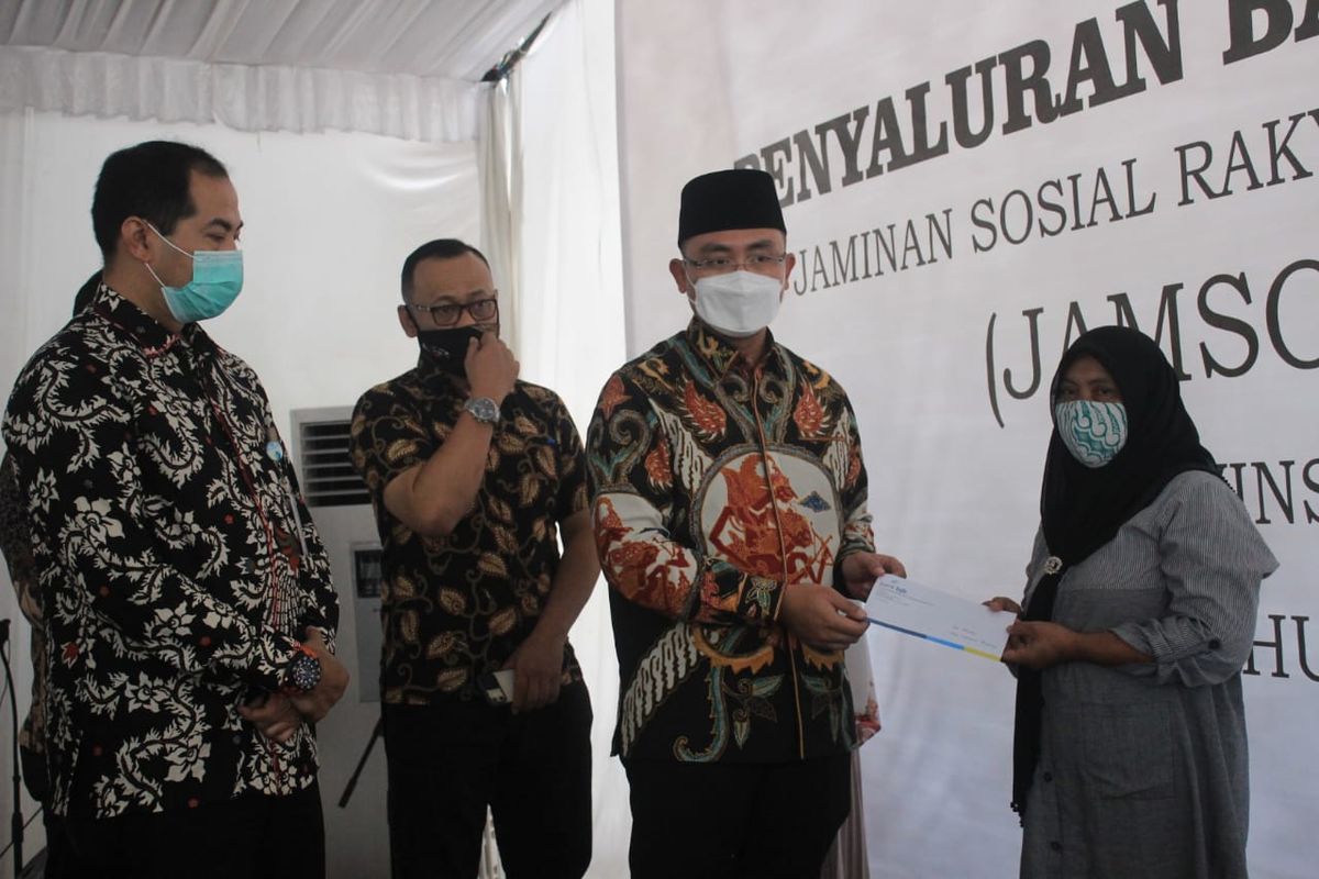 Wakil Gubernur Banten, Andika Hazrumy  saat memberikan bantuan Jamsosratu 2020 secara simbolis di Kantor Cabang Pembantu Bank Jabar Banten (BJB) Bumi Serpong Damai, Kota Tangerang Selatan, Kamis (3/12/2020).