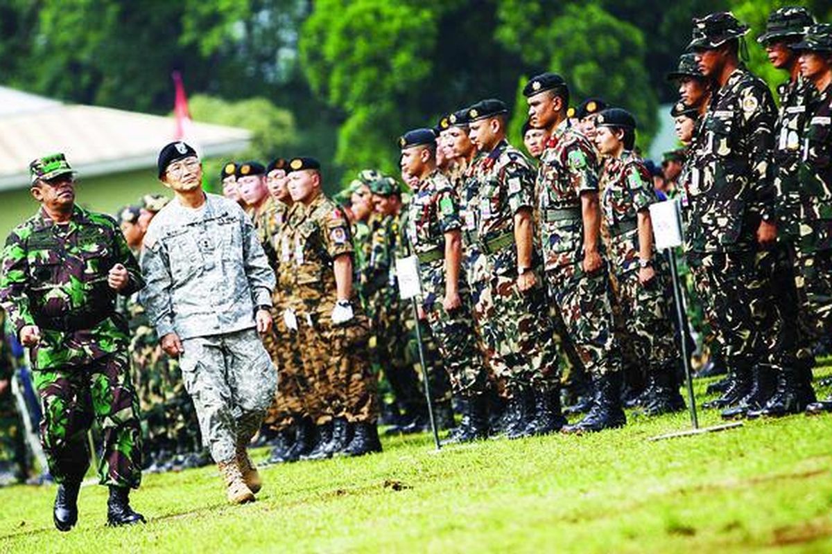 Panglima TNI Jenderal Djoko Santoso (kiri) bersama Mayjen Vern Miyagi, perwakilan US Pacific Command, melakukan inspeksi pasukan peserta upacara pembukaan Garuda Shield 09 di Pusat Pendidikan Infanteri TNI, Cipatat, Kabupaten Bandung Barat, Jawa Barat, Selasa (16/6). di Asia Pasifik.