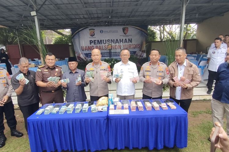 Penampakan 8.527 Lembar Uang Palsu Hasil Penyerahan Warga dan Perbankan di Banten