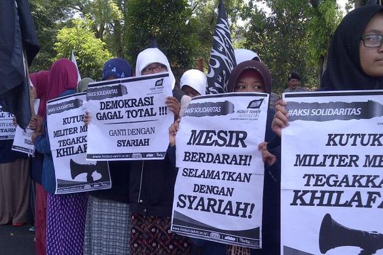 Ratusan Mahasiswa Malang, Jawa Timur yang tergabung dalam Hizbut Tahrir Indonesia Malang, menggelar aksi solidaritas mengecam pembantaian terhadap rakyat Mesir oleh Militer Mesir. Rabu (21/8/2013).