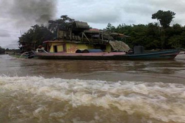 Ilustrasi. Penambangan emas tanpa izin beroperasi di Sungai Katingan, Kabupaten Katingan, Kalimantan Tengah, Minggu (15/1/2012). Aktivitas itu menyebabkan pendangkalan sungai.