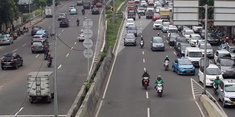 Sejumlah sepeda motor nekat menerobos ke jalan layang non tol (JLNT) Kampung Melayu-Tanah Abang, Jakarta, Senin (24/7/2017). Dinas Perhubungan DKI Jakarta bekerja sama dengan Korps Lalu Lintas (Korlantas) Polri telah melakukan razia untuk menertibkan pengendara sepeda motor yang melintas di JLNT tersebut.