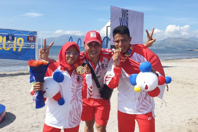 Dea Salsabila Putri (kiri) dan Muhammad Taufik (kanan) usai meraih medali emas di cabor modern pentathlon di SEA Games 2019 di Subic Bay Boardwalk, Kamis (5/12/2019). 