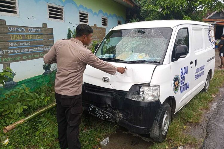 Diduga Ugal-Ugalan, Mobil MBG Tabrak Pasutri di Tuban, 2 Terluka