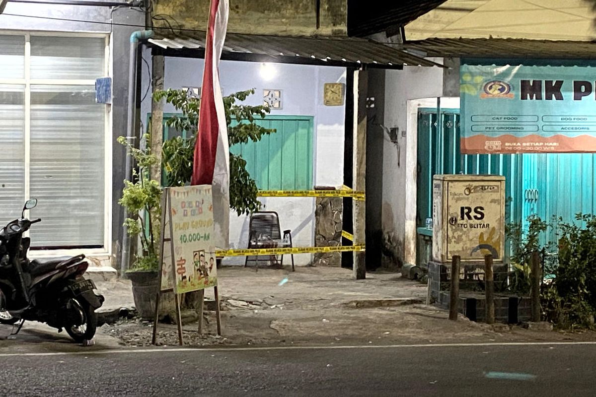 Garis polisi terpasang di teras dan pintu rumah di Jalan Cemara, Kecamatan Sukorejo, Kota Blitar dimana warga bernama inisial DN (35) ditemukan tewas pada Jumat (15/8/2025) sore.