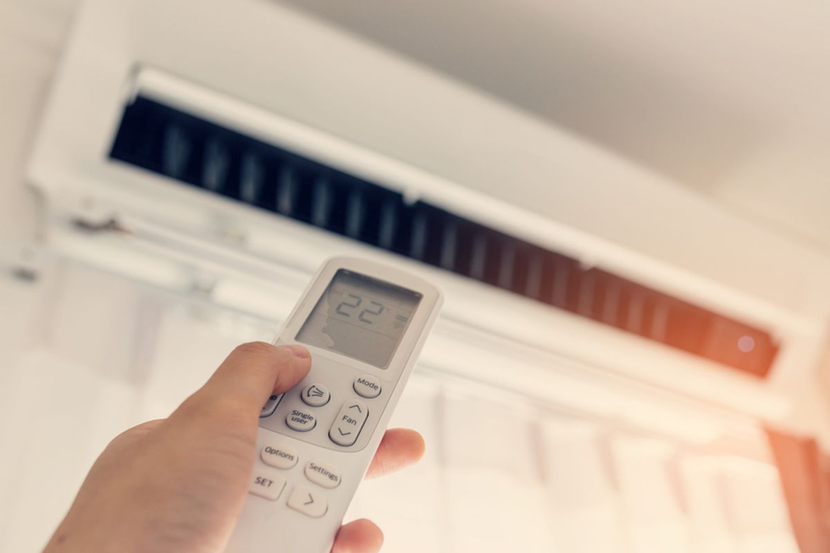 Ilustrasi AC (air conditioner), pendingin ruangan dan penyaring udara (filter). Perabot elektronik yang membutuhkan banyak daya.