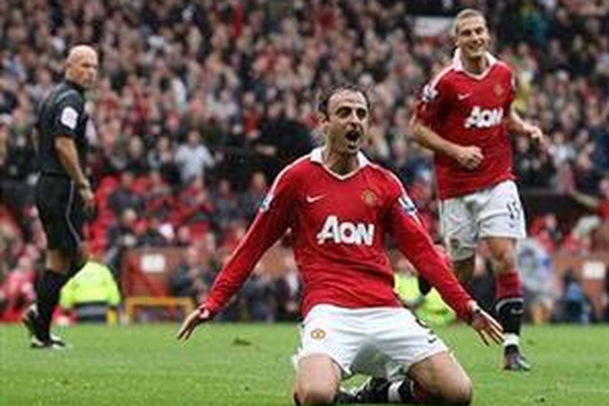 Penyerang Manchester United, Dimitar Berbatov, merayakan gol ke gawang Liverpool, dalam lanjutan Premier League, Minggu (19/9/2010).