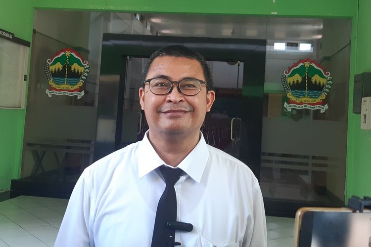 Kasubbag Humas Panitia Penyelenggara Ibadah Haji (PPIH) Embarkasi Solo Gentur Rachma Indriadi di Embarkasi Solo Asrama Haji Donohudan Boyolali, Jawa Tengah, Senin (22/5/2023).