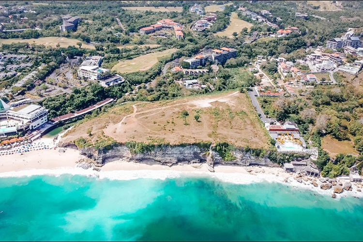 Satoria Bayshore menawarkan hunian di atas tebing yang terletak di tepi pantai biru Pulau Dewata. 