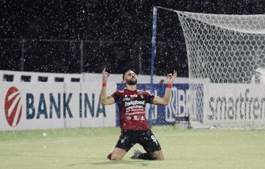 Selebrasi Ilija Spasojevic seusa mencetak gol pada laga pekan ke-18 Liga 1 yang mempertemukan Bali United vs Barito Putera di Stadion I Gusti Ngurah Rai, Denpasar, Bali, pada Minggu (9/1/2022)