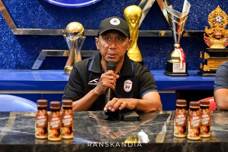 Pelatih RANS Nusantara FC Rahmad Darmawan berbicara dalam sesi konferensi pers menjelang trofeo bersama bintang Brasil, Ronaldinho, Sabtu (25/6/2022) malam WIB.