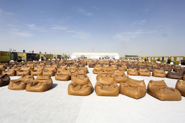 Penampilan area dengan bean bag di Fan Village Doha, Qatar yang dipersiapkan untuk penggemar yang menonton Piala Dunia 2022.