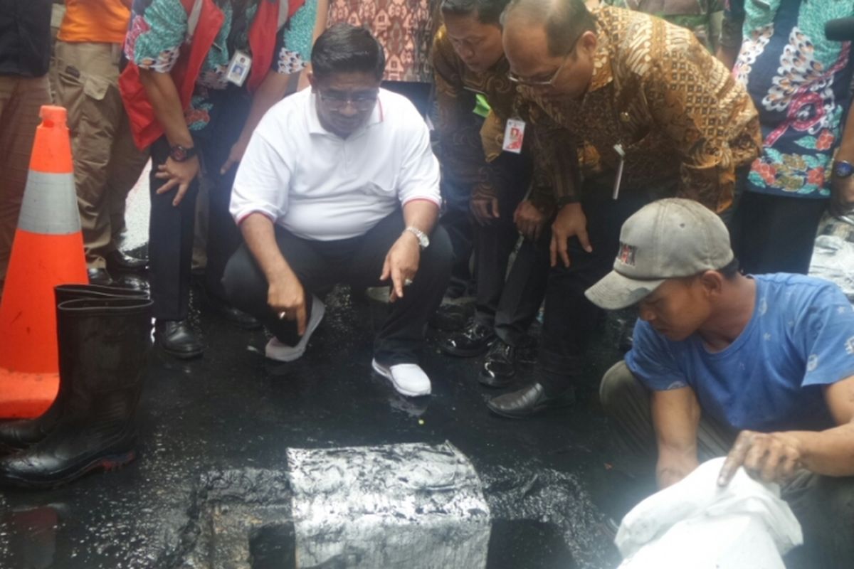 Plt Gubernur DKI Jakarta Sumarsono meninjau saluran air di Jalan Gatot Subroto, Jumat (10/3/2017). 