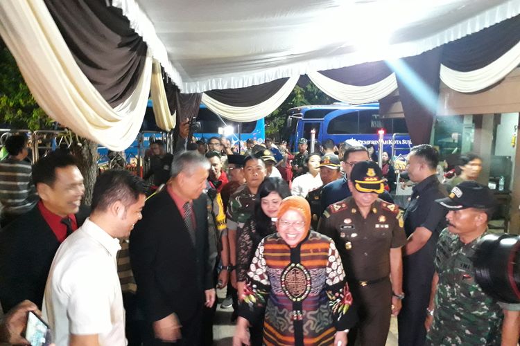 Wali Kota Surabaya Tri Rismaharini bersama jajarannya serta Forkopimda saat mengunjungi GKI Jalan Diponegoro, Surabaya, Jawa Timur, Selasa (24/12/2019) malam.
