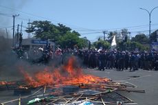 Polisi Tembakkan Gas Air Mata, Pukul Mundur Mahasiswa Demo di Depan Gedung DPRD Sulsel