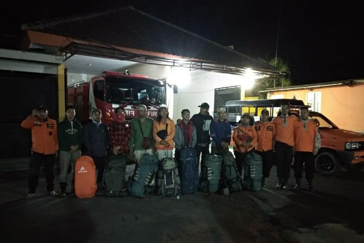 Sebagian pendaki yang berhasil dievakuasi dari kebakaran Gunung Raung, Jumat  (5/10/2019).