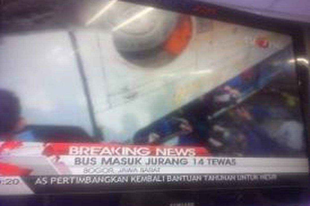 Sebuah bus pariwisata terguling dan masuk jurang di kawasan Puncak, Bogor, Rabu (21/8/2013) pagi menewaskan 15 orang penumpang.