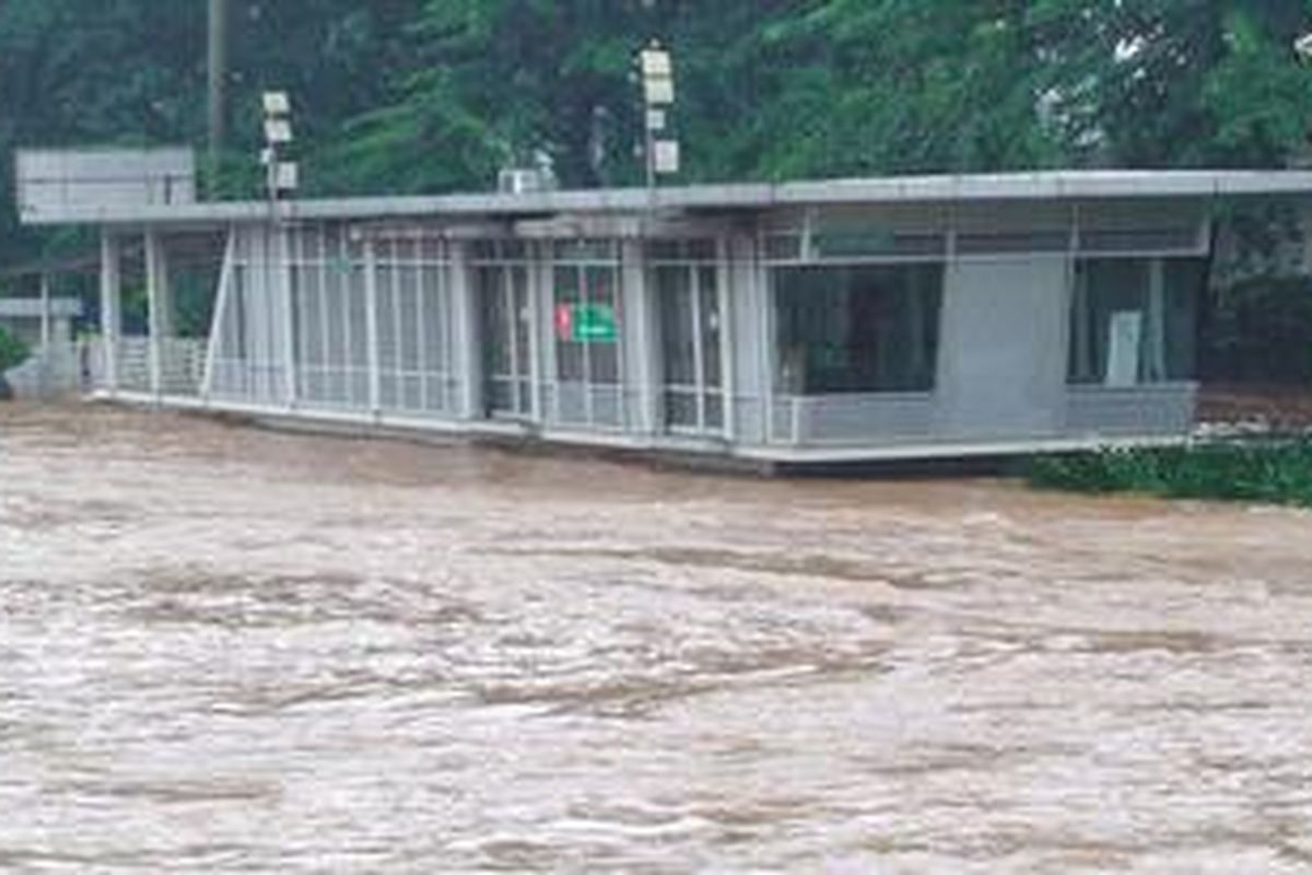 Halte bus transjakarta Latuharhari, Jakarta Pusat yang terendam banjir, Kamis (17/1/2013). Air membanjiri kawasan ini setelah tanggul Kanal Banjir Barat jebol. Paling tidak dari tanggul itu lebih dari dua juta meter kubik air menggenangi pusat Kota Jakarta.