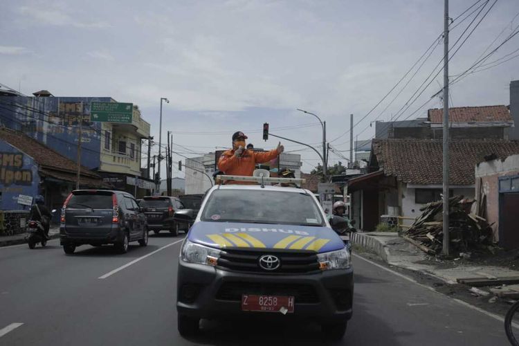 Wali Kota Tasikmalaya Budi Budiman didampingi Kapolres Tasikmalaya Kota AKBP Anom Karibinato dan Komandan Dandim 0612 Tasikmalaya Letkol Inf Imam Wicaksana berorasi keliling dalam menegakkan social distancing pencegahan virus corona kepada masyarakat, Minggu (22/3/2020).