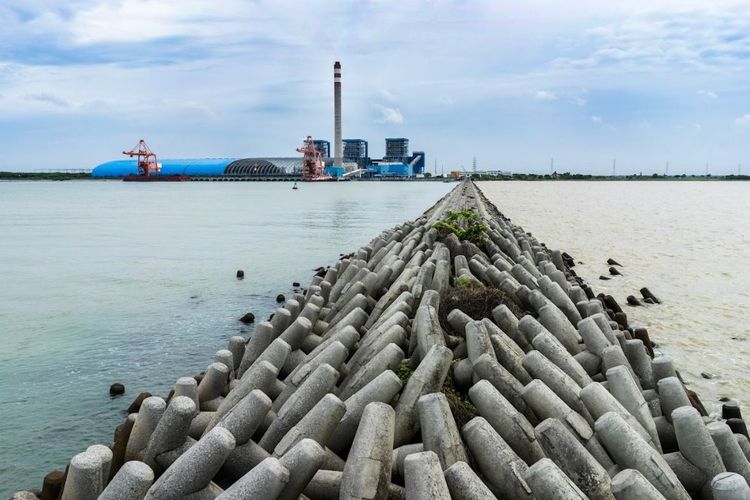 Pemanfaatan FABA dari PLTU Indramayu untuk tetrapod yang berfungsi mencegah terjadinya abrasi dan memperkuat struktur pantai.
