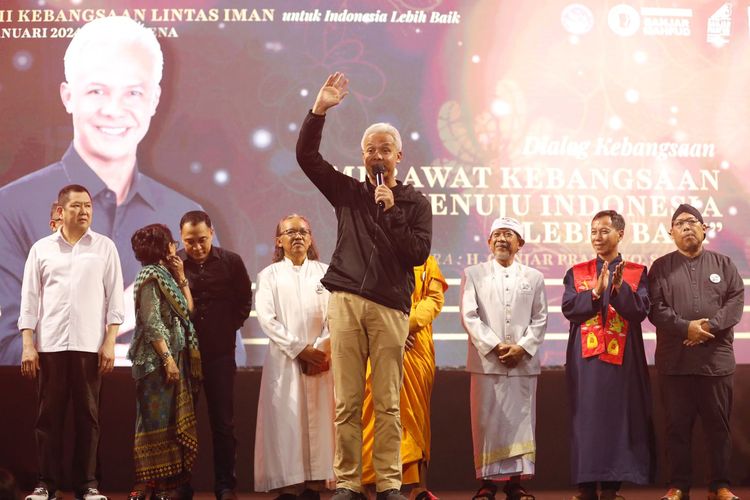 Calon presiden nomor urut 3 Ganjar Pranowo saat menghadiri acara dialog kebangsaan lintas umat beragama, di Surabaya, Jawa Timur, Sabtu (13/1/2024) malam.